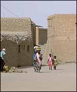 Timbuktu residents outside Sankore mosque 